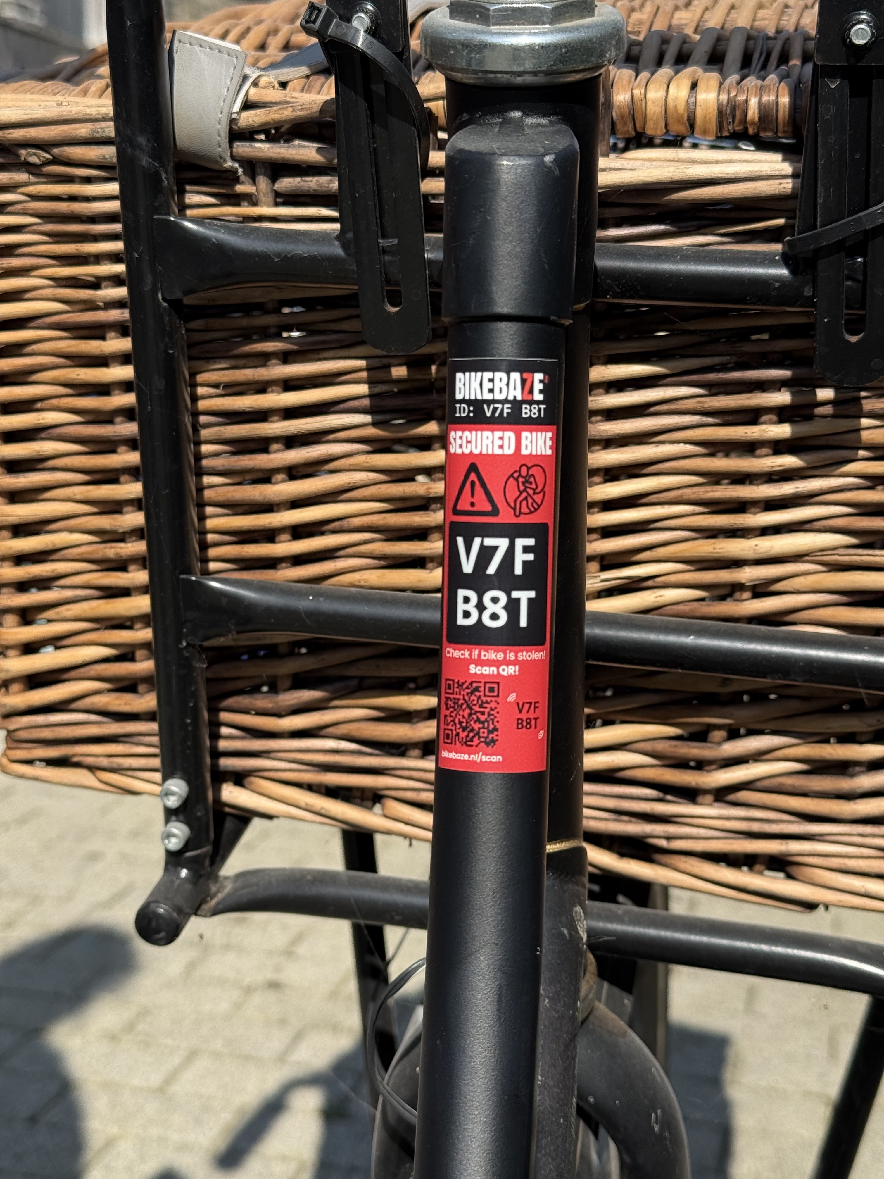 Rode BIKEBAZE SafeTag-sticker op een fietsframe