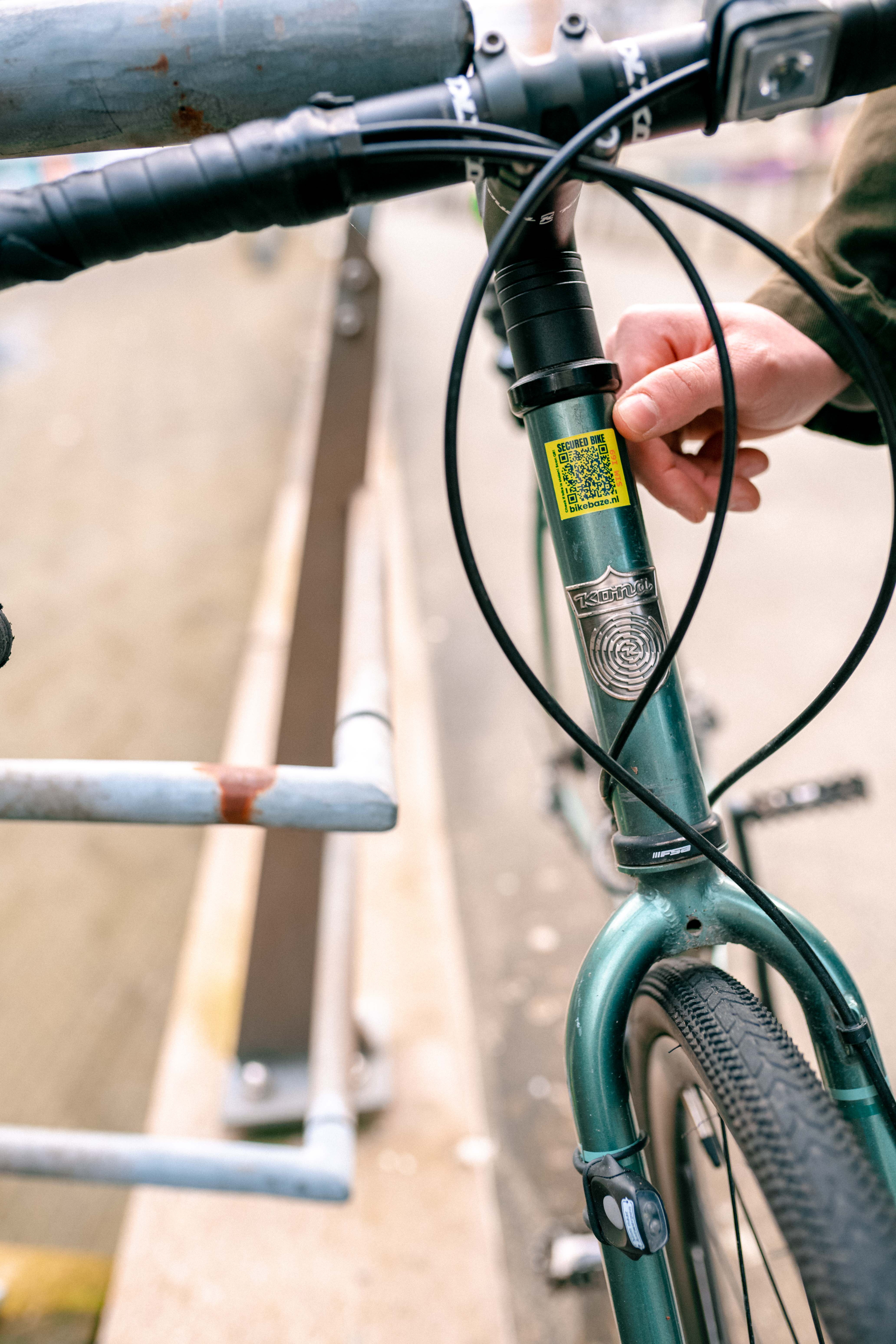 Gele BIKEBAZE SafeTag op een fietsframe, zijaanzicht