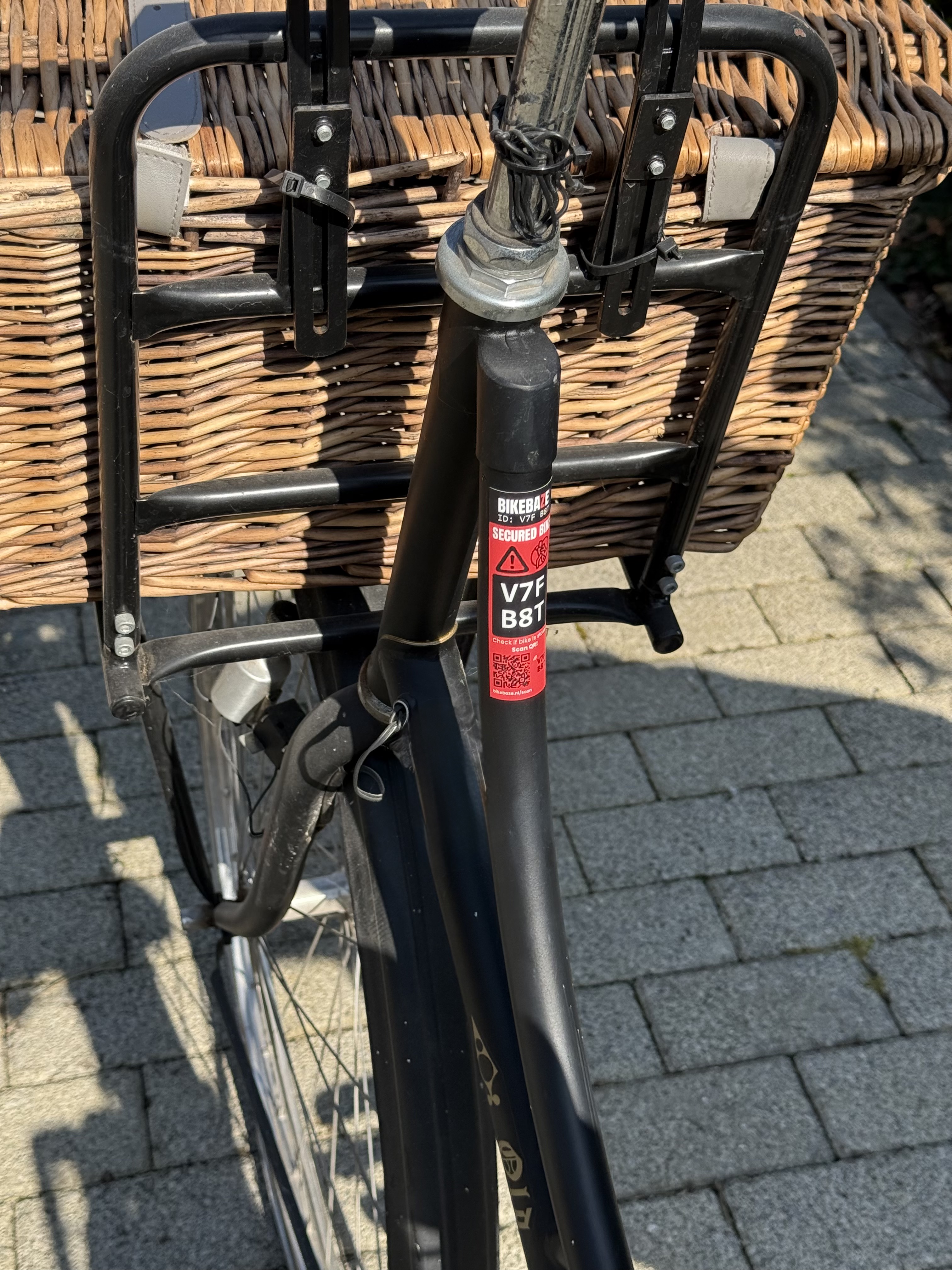 Rode BIKEBAZE SafeTag op een fietsframe, close-up