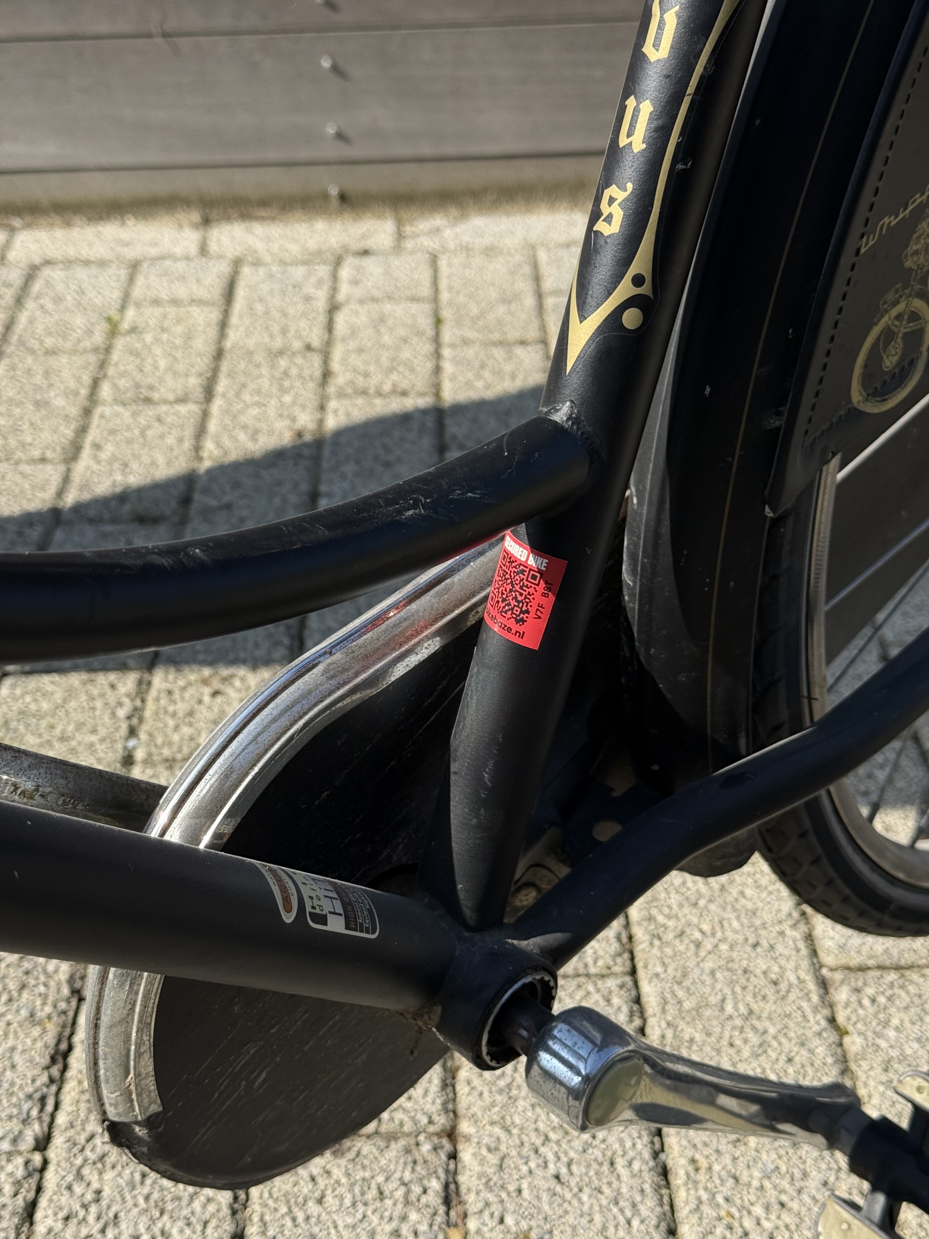 Rode BIKEBAZE SafeTag bevestigd op een fiets